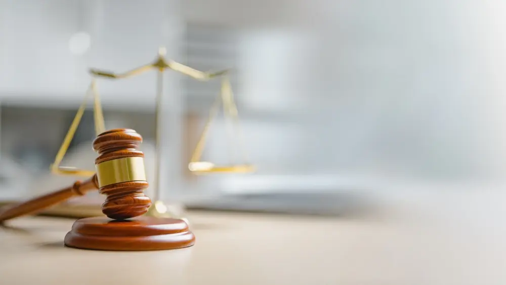 Młotek sędziowski i waga sprawiedliwości – pomoc adwokata w sprawach windykacyjnych